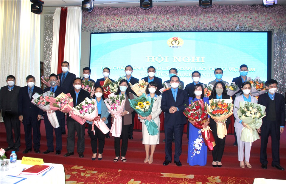 Thường trực Đoàn Chủ tịch Tổng LĐLĐVN tặng hoa chúc mừng các Uỷ viên Ban Chấp hành, Uỷ viên Đoàn Chủ tịch, Uỷ viên Uỷ ban Kiểm tra Tổng LĐLĐVN vừa được bầu bổ sung tại Hội nghị lần thứ X Ban Chấp hành Tổng LĐLĐVN, nhiệm kỳ 2018-2023. Ảnh: Việt Lâm