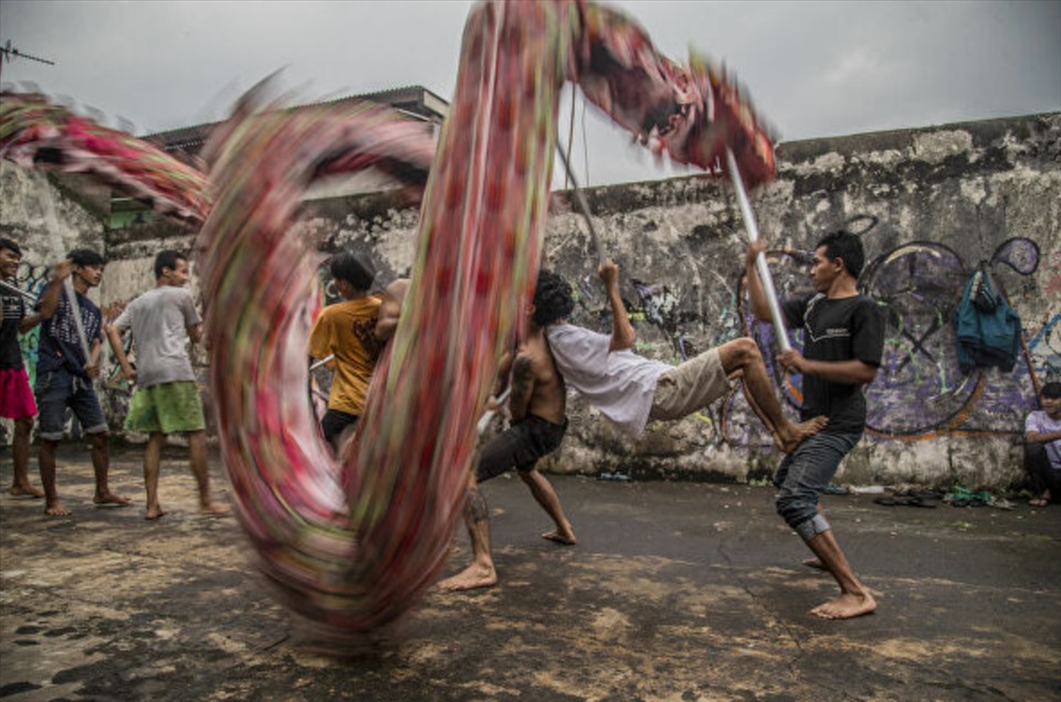 Thanh niên tập múa lân ở Bogor, Indonesia trước Tết Nguyên đán Nhâm Dần. Ảnh: AFP