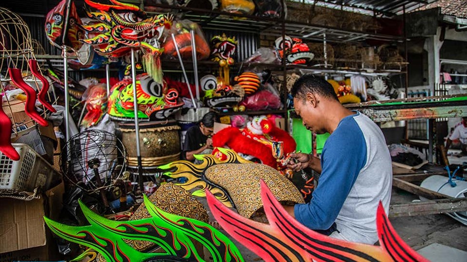 May trang phục múa lân ở Bogor, Indonesia. Lễ đón năm mới của người Trung Quốc ở Indonesia được gọi là Imlek. Ảnh: SOPA