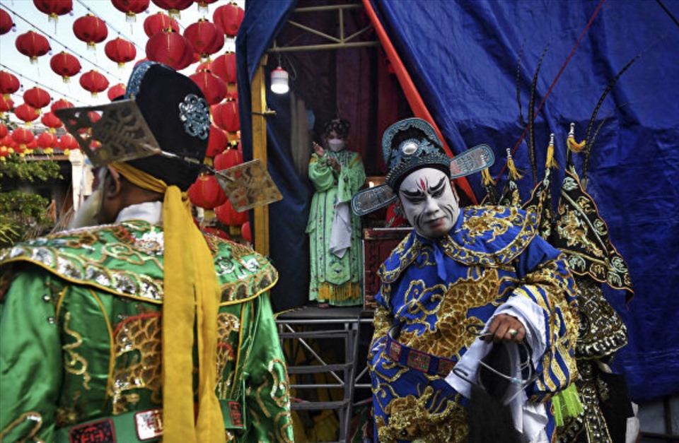 Các nghệ sĩ kinh kịch truyền thống Trung Quốc trước buổi biểu diễn đón Tết Nguyên đán sắp tới ở Bangkok, Thái Lan. Ảnh: AFP