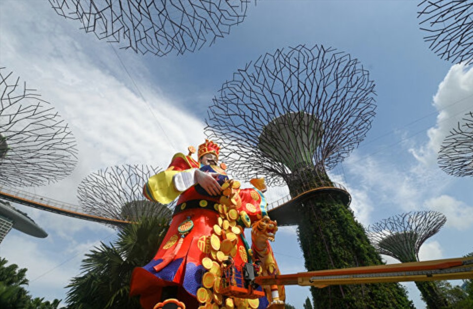 Tượng Thần Tài ở Supertree Grove Gardens by the Bay ở Singapore. Ảnh: AFP