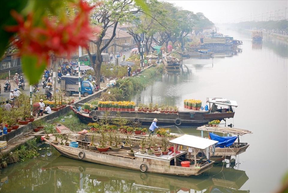 Những ngày giáp Tết, bến Bình Đông lại nhộn nhịp ghe xuồng chở đầy ắp hoa kiểng từ miền Tây lên TPHCM.  Ảnh: Anh Tú