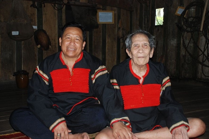 Khăm Phết Lào (bên trái ảnh- PV) và ông Ama Kông lúc còn sống.