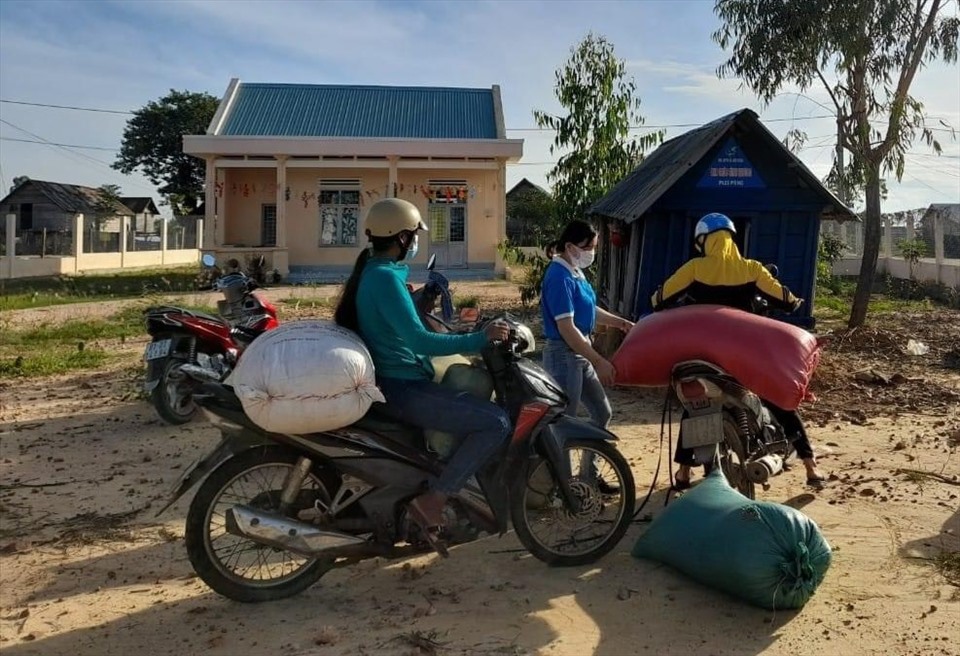 Từng bao thóc mang tấm lòng san sẻ, giúp đỡ nhau của người dân lao động. Ảnh T.T