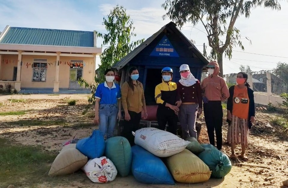 Các hội viên trước kho thóc làng Plei Pông. Ảnh T.T