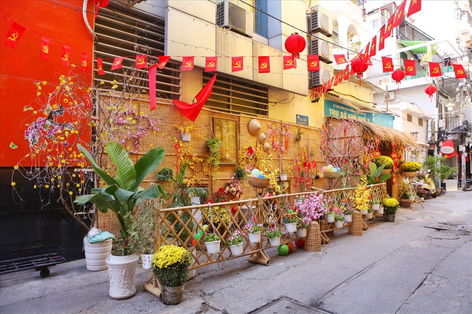 Một tiểu cảnh mùa xuân nhỏ được người dân sống trong một con hẻm trên đường Trần Hưng Đạo (Quận 1) dựng lên để người dân có thể chụp ảnh kỷ niệm.