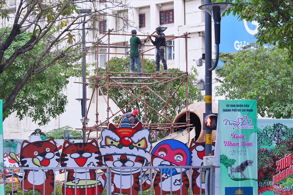 Tại đường hoa Nguyễn Huệ (Quận 1), công tác trang trí đang được gấp rút hoàn tất để kịp ngày khai mạc.