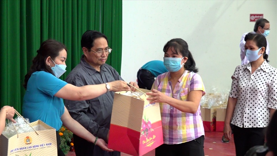 Thủ tướng Chính phủ Phạm Minh Chính trao quà Tết cho công nhân, người lao động.