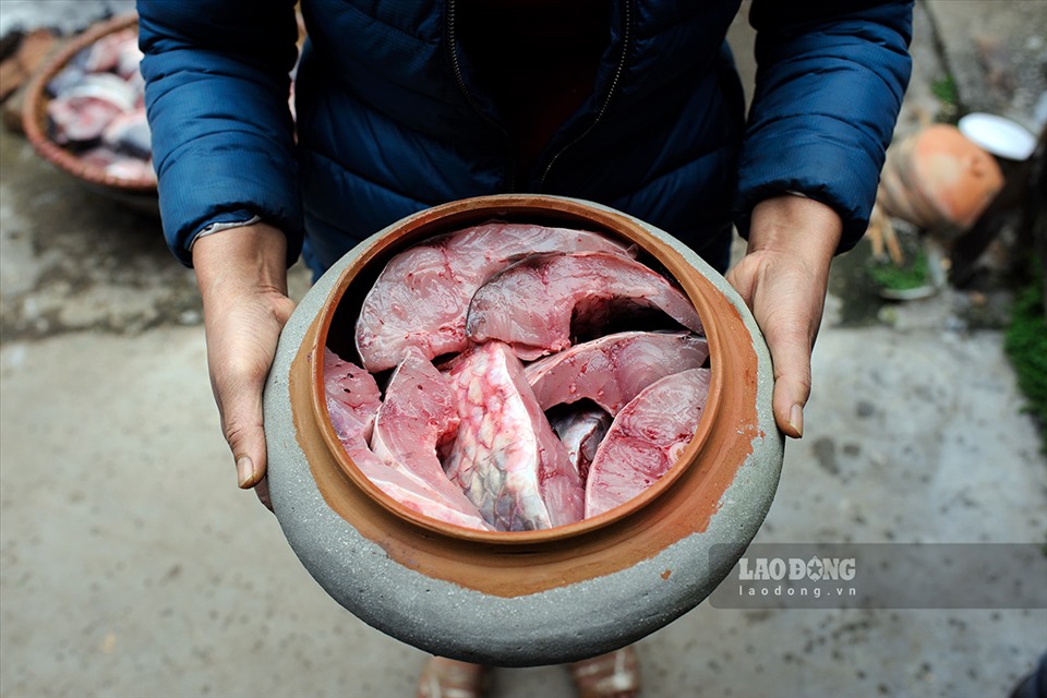 Niêu cá được tẩm ướp và chuẩn bị đưa lên bếp để kho.