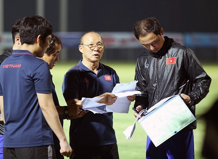 Ông Kim Han-yoon (phải) là trợ lý rất được HLV Park Hang-seo tin tưởng. Ảnh: VFF
