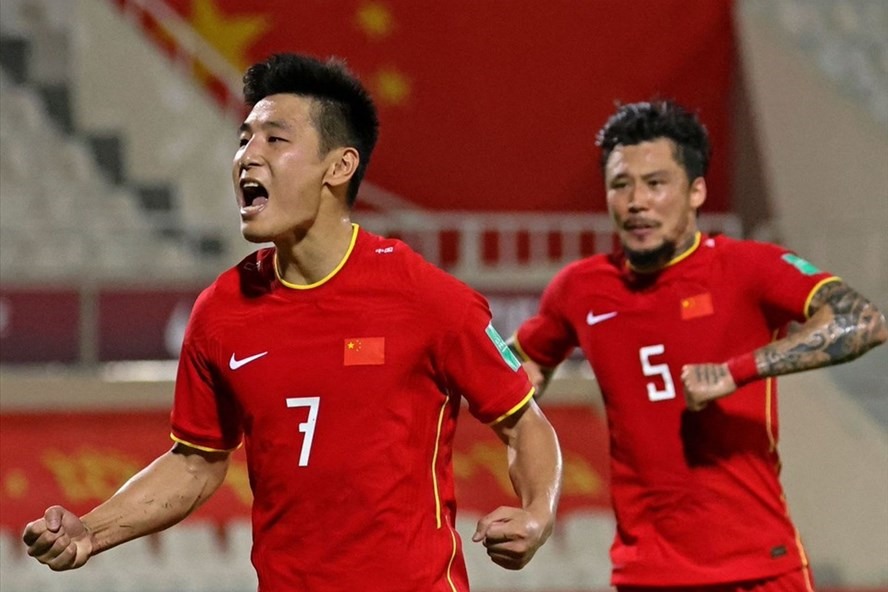 Wu Lei (tiền đạo): Wu Lei là ngôi sao số 1 của tuyển Trung Quốc, lúc này đang khoác áo Espanyol ở Tây Ban Nha. Ở trận thắng tuyển Việt Nam 3-2 tại lượt đi, tiền đạo này đã lập cú đúp. Tổng cộng, anh đã ghi đến 4/7 bàn thắng của tuyển Trung Quốc trong 6 trận vòng loại thứ 3 World Cup 2022. Anh là mối đe dọa thường trực cho khung thành của tuyển Việt Nam. Ảnh: AFP
