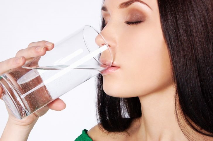 Thói quen uống nước trước bữa ăn có thể khiến no bụng và ăn ít hơn. Ngoài ra, uống nước cũng có thể đẩy nhanh quá trình trao đổi chất. Uống 0,5 lít nước có thể tăng sự trao đổi chất lên đến 25% trong một giờ.