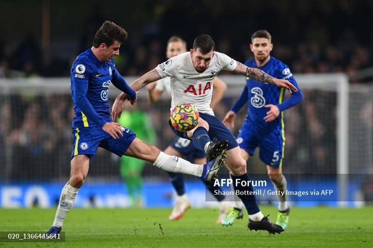 Trận đấu diễn ra quyết liệt cùng nhiều pha va chạm nảy lửa. Chelsea áp đảo về thời lượng kiểm soát bóng nhưng Tottenham chơi phòng ngự phản công nên không có nhiều cơ hội rõ rệt.
