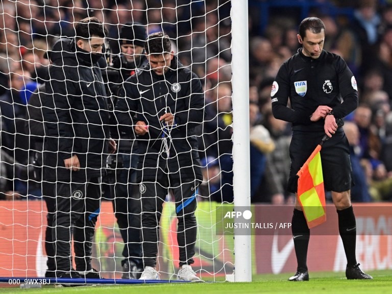 Tottenham buộc phải tràn lên tấn công, thế nhưng, đó cũng là cơ hội để Chelsea đá phản công. Phút 55, Thiago Silva đánh đầu ghi bàn nâng tỉ số lên 2-0. Mành lưới Tottenham rung lên 5 lần sau 3 trận gặp Chelsea trong tháng 1.