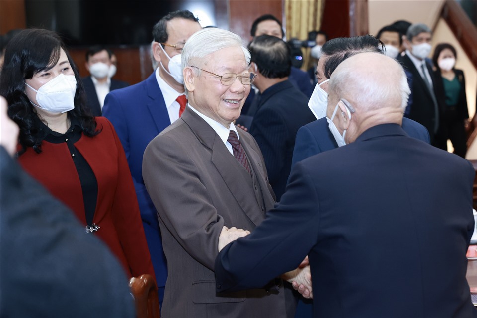 Tổng Bí thư Nguyễn Phú Trọng thăm hỏi nguyên lãnh đạo tỉnh Bắc Ninh. Ảnh: Hải Nguyễn