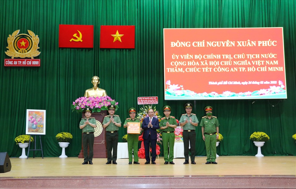 Chủ tịch nước Nguyễn Xuân Phúc tặng quà Tết cho Ban giám đốc Công an TPHCM.