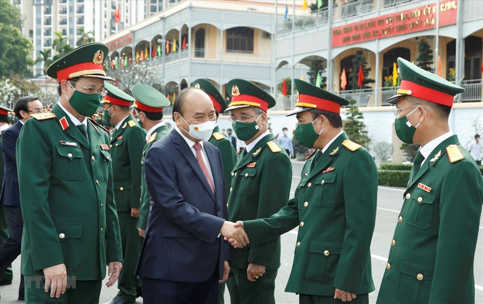 Chủ tịch nước Nguyễn Xuân Phúc chúc Tết cán bộ, sỹ quan chỉ huy Bộ Tư lệnh Thành phố Hồ Chí Minh.   Ảnh: TTXVN