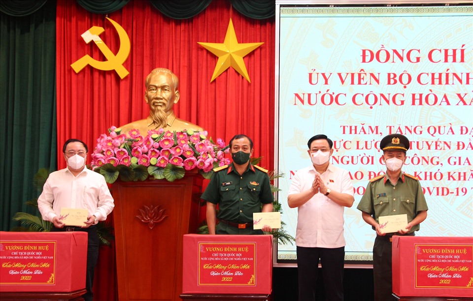 Chủ tịch Quốc hội Vương Đình Huệ tặng quà Tết đại biểu lực lượng vũ trang, lực lượng tuyến đầu chống dịch COVID-19. Ảnh: Hà Anh Chiến