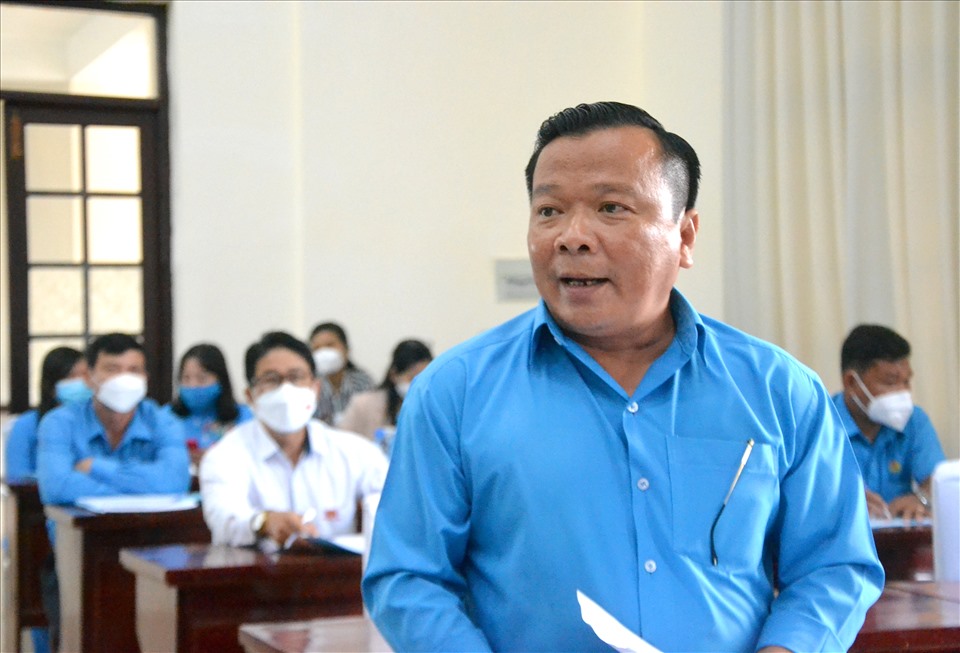 Chủ tịch LĐLĐ huyện Hòn  Đất Phạm Văn Lý phát biểu đóng góp ý kiến tại hội nghị. Ảnh: LT