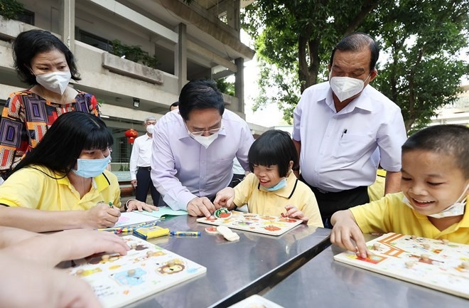 Thủ tướng Phạm Minh Chính thăm trẻ em đang được chăm sóc tại Trung tâm bảo trợ trẻ tàn tật mồ côi Thị Nghè