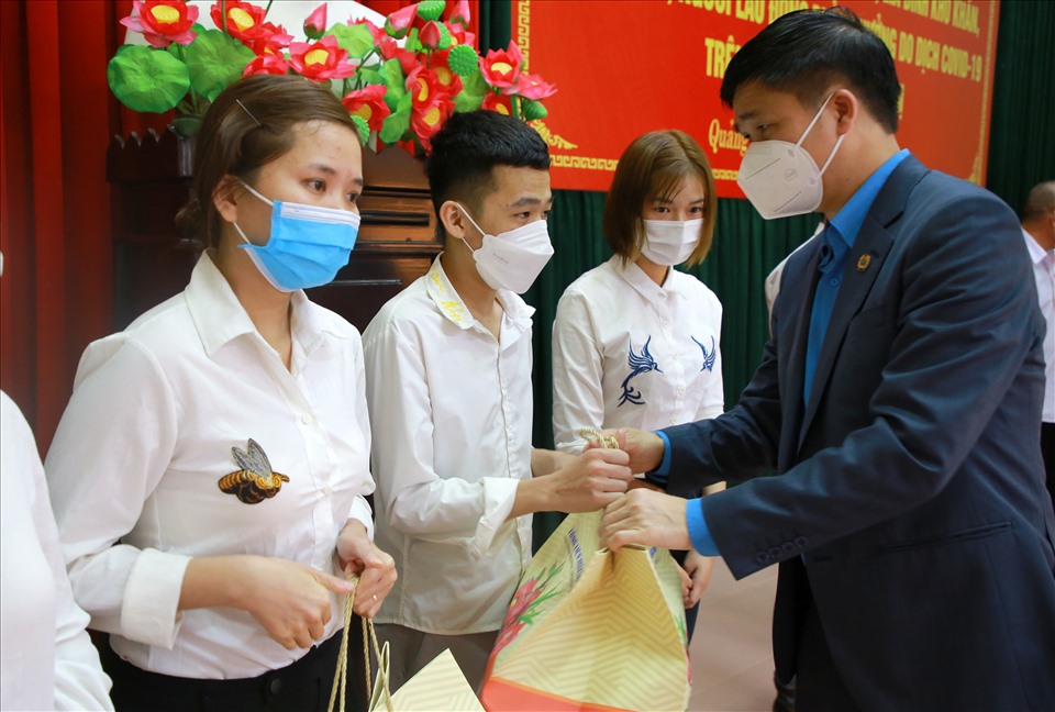 Phó Chủ tịch Tổng LĐLĐ Việt Nam Ngọ Duy Hiểu trao quà cho người lao động có hoàn cảnh khó khăn. Ảnh: Hưng Thơ.