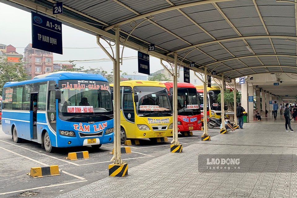 Nhiều tuyến xe về các tỉnh, thành phố rất vắng vẻ. Nhiều xe các tuyến Ninh Bình, Nam Định xuất bến chỉ 2-3 khách.