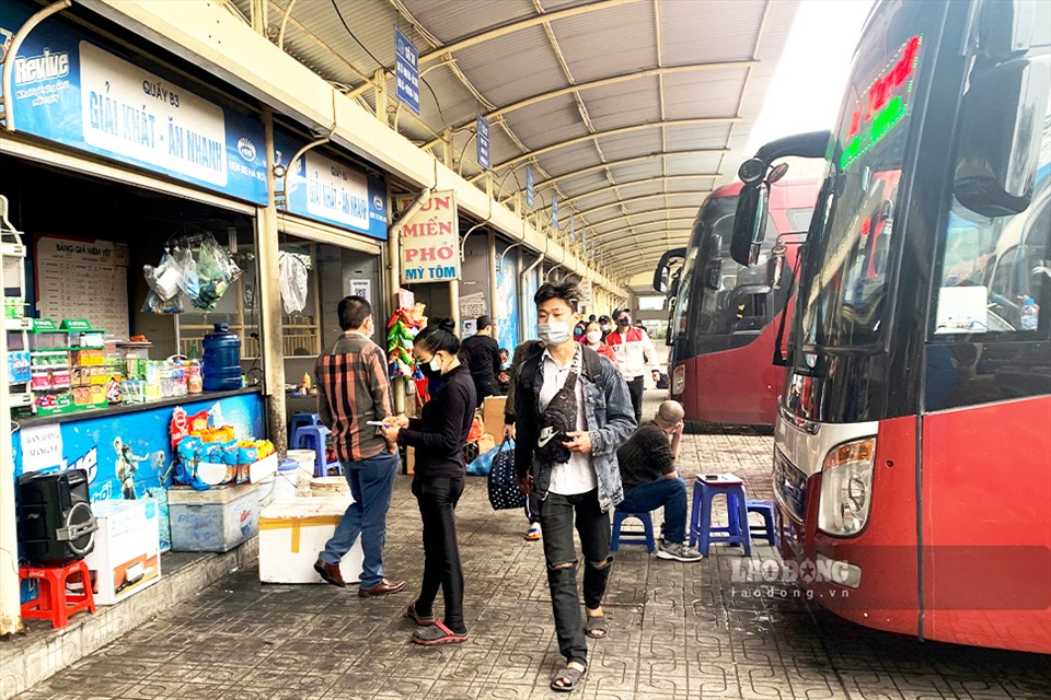 Thời điểm Tết Nguyên đán Nhâm Dần 2022 đã cận kề tuy nhiên năm nay không còn cảnh chen chúc, xếp hàng mua vé, tìm xe như mọi năm.