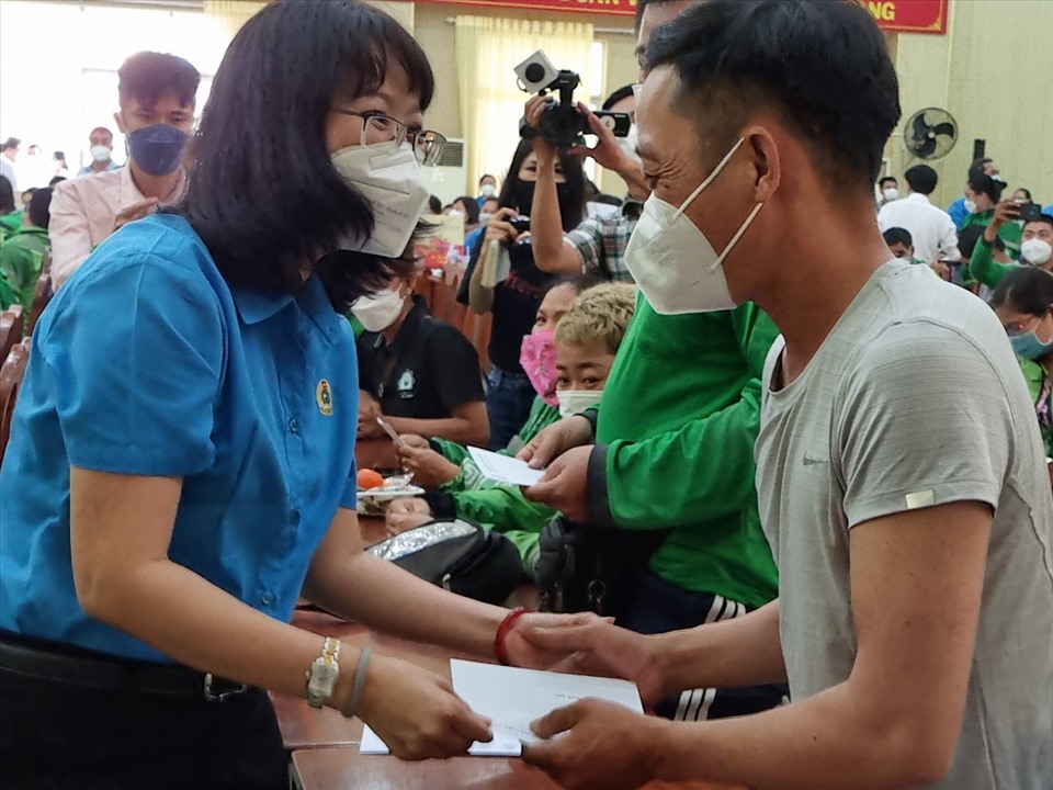 Bà Trần Thị Diệu Thúy, Chủ tịch LĐLĐ TPHCM trao quà cho các công nhân lao động. Ảnh: Nam Dương