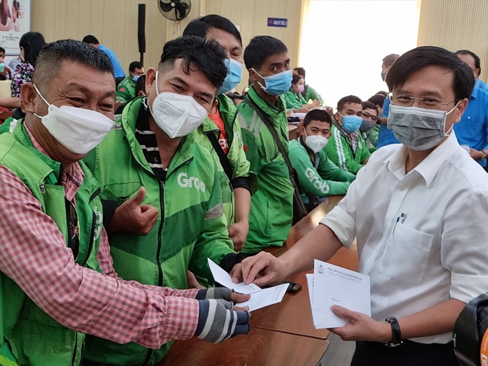 Chủ tịch UBND Quận Bình Tân Nguyễn Minh Nhựt tặng quà cho các công nhân lao động. Ảnh: Nam Dương