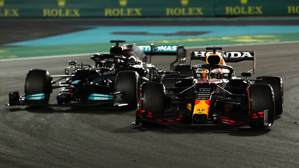 Cuộc đua giữa Max Verstappen và Lewis Hamilton vẫn là tâm điểm của mùa giải 2022. Ảnh: F1