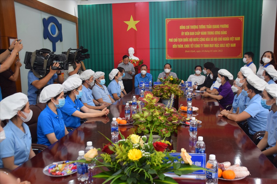 Đoàn Công tác của Quốc hội thăm và chúc Tết công nhân, người lao động tại Tại Công ty TNHH May mặc Able Việt Nam. Ảnh: TT