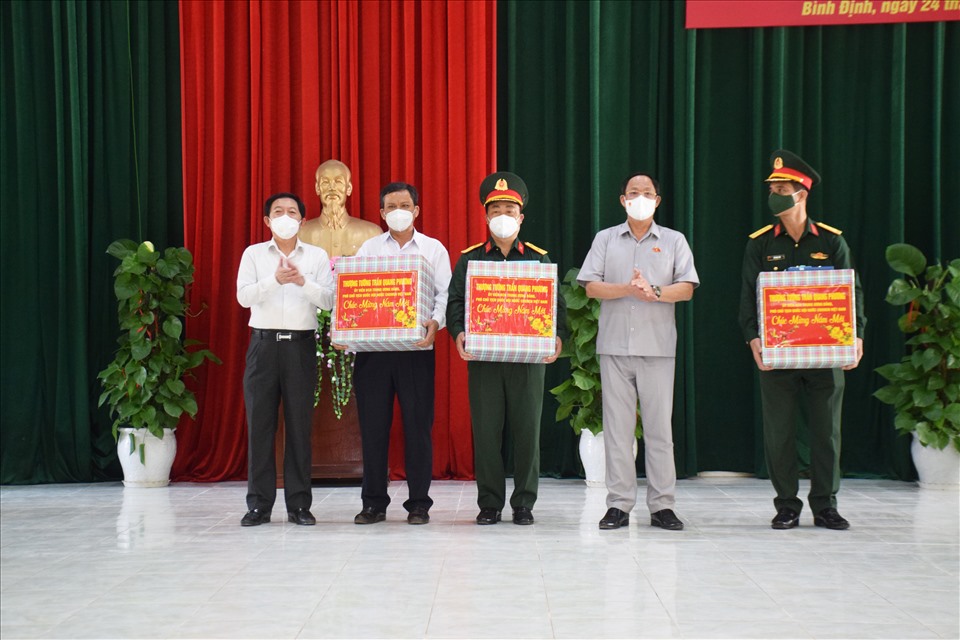 Thượng tướng Trần Quang Phương, Phó chủ tịch Quốc hội tặng quà cho lực lượng  quân đội, UBND huyện Tây Sơn. Ảnh: TT