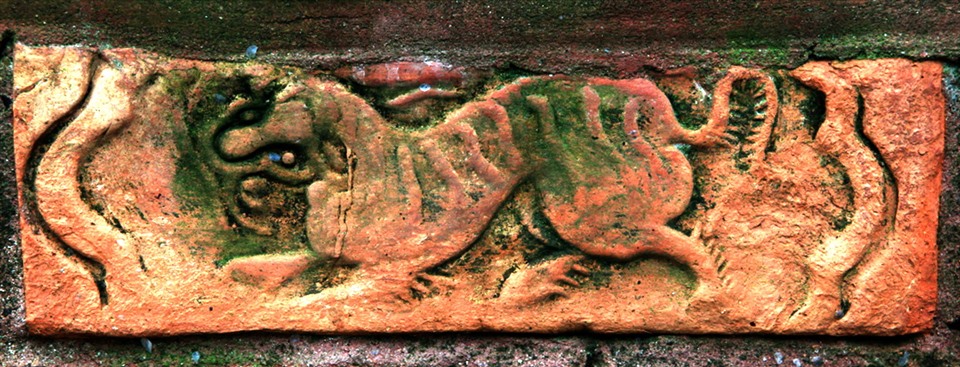 Trang trí hình hổ trên viên gạch ở chùa Bối Khê. Ảnh: Đông Sơn