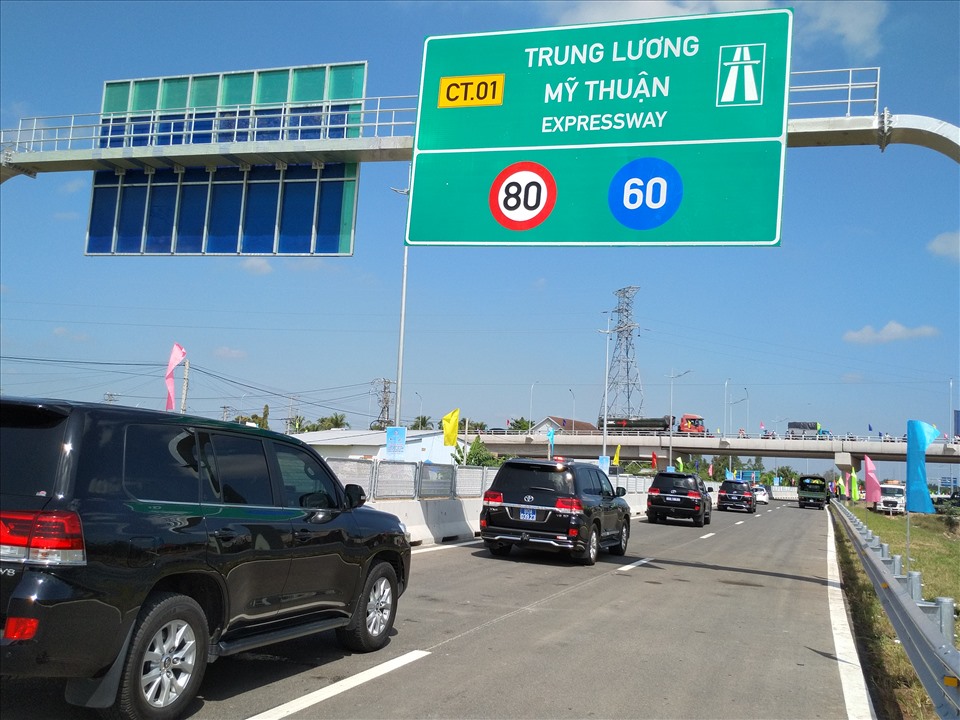 Ô tô lưu thông trên cao tốc Trung Lương - Mỹ Thuận trong ngày thông xe 19.1. Ảnh: K.Q
