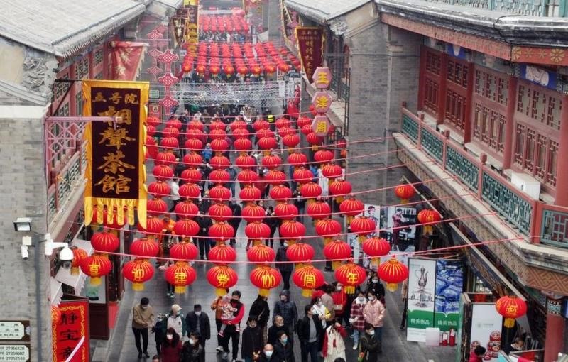 Một con phố văn hóa cổ ở Thiên Tân (Trung Quốc) được trang trí với một loạt đèn lồng đỏ. Ảnh: Tân Hoa Xã