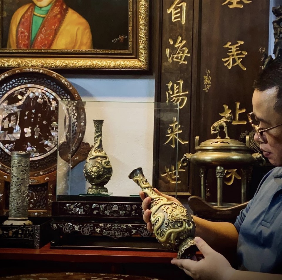 Lê Thiện Gia với cặp bình chạm rồng cuối thời Nguyễn vừa “tậu” được. Ảnh: TĐAS