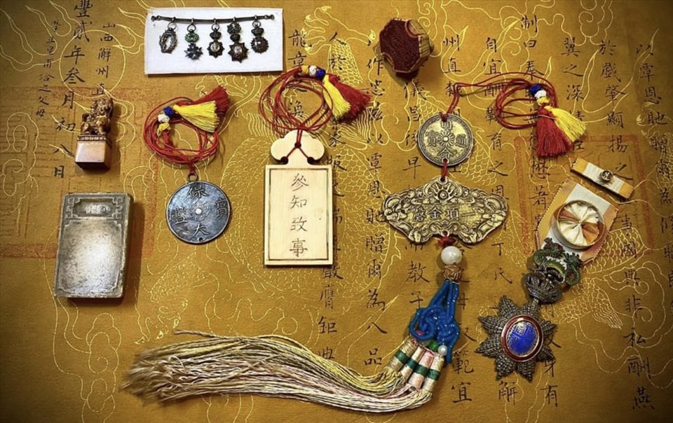 Kim bài, nội bài,huy chương, ấn triện, nghiên mực... thời Nguyễn. Ảnh: TĐAS