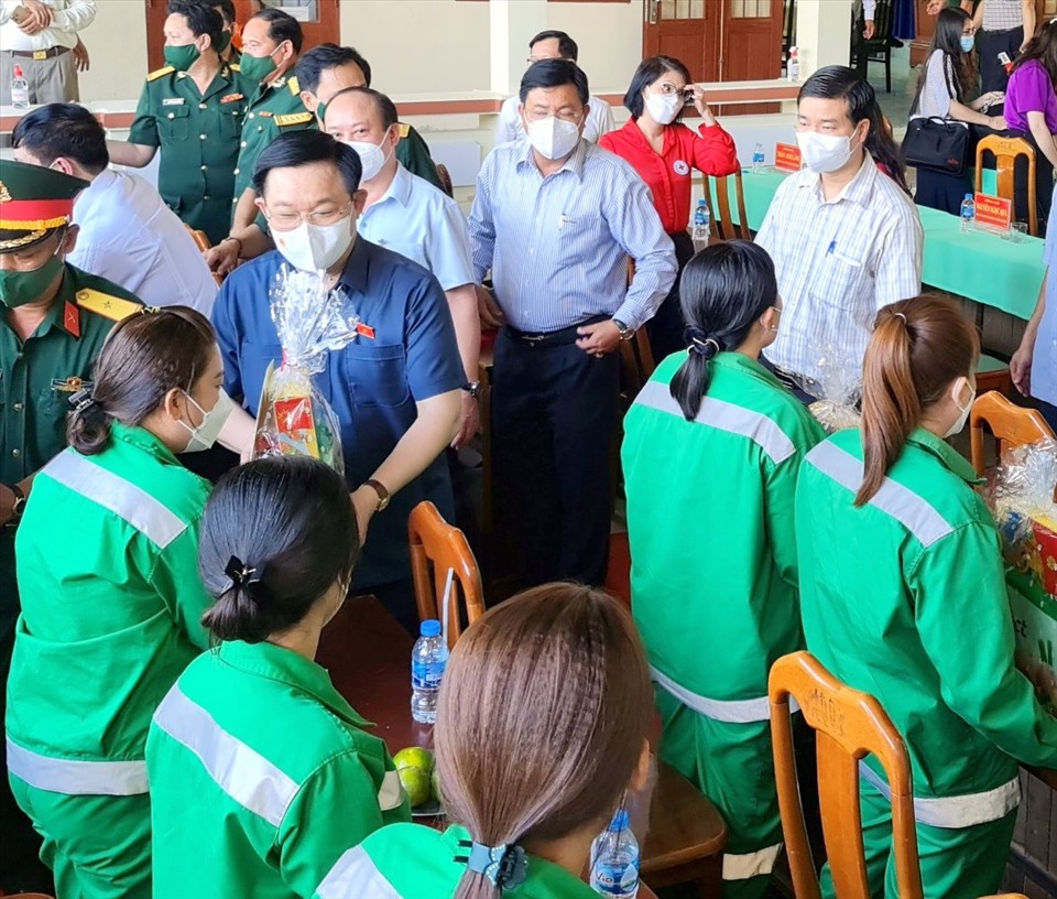 Chủ tịch Quốc hội Vương Đình Huệ tặng quà cho công nhân lao động tại tỉnh Cà Mau. Ảnh: Nhật Hồ