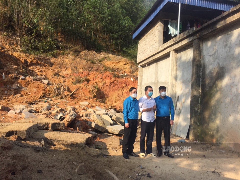 LĐLĐ tỉnh Hòa Bình thăm hỏi và trao quà đến gia đình bị bùn đất do sạt lở tại huyện Đà Bắc, Hòa Bình.