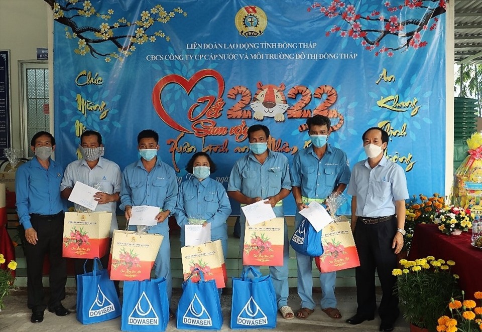 Lãnh đạo LĐLĐ tỉnh Đồng Tháp và lãnh đạo Công ty Cổ phần Cấp nước và Môi trường Đô thị Đồng Tháp trao quà cho công nhân vệ sinh môi trường.