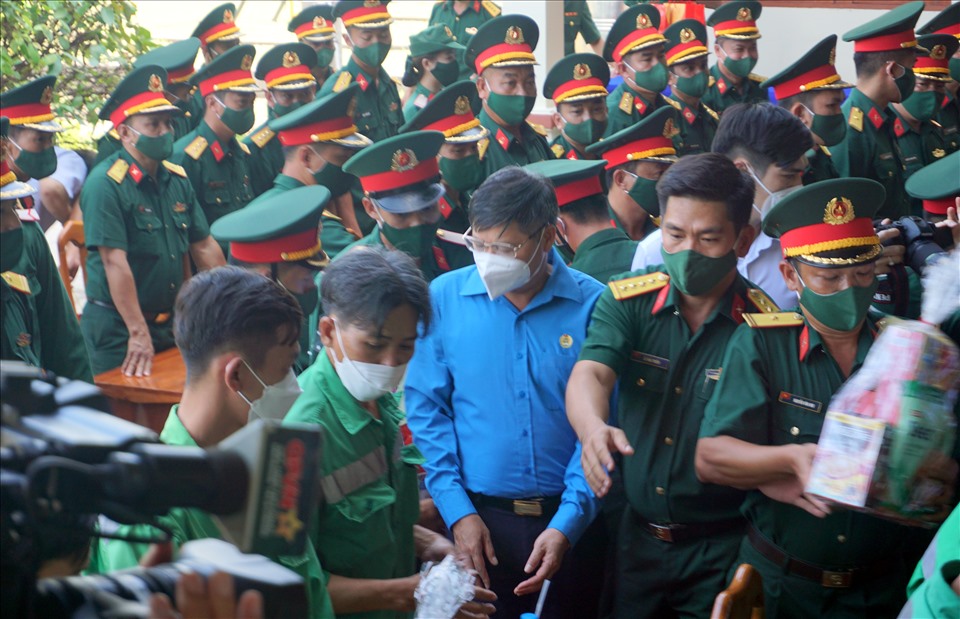 Phó chủ tịch Tổng LĐLĐ Việt Nam Phan Văn Anh trao quà cho lực lượng tuyến đầu chống dịch COVID-19 tại tỉnh Cà Mau. Ảnh: Nhật Hồ