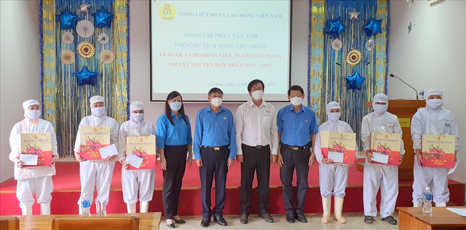Phó chủ tịch Tổng LĐLĐ Việt Nam Phan Văn Anh chụp ảnh lưu niệm cùng công nhân lao động Tập đoàn Minh Phú. Ảnh: Nhật Hồ