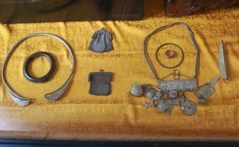 Bộ đồ trang sức của đồng bào dân tộc H Mông, túi bạc thời Nguyễn và vòng đeo tay của người Xơ Đăng.