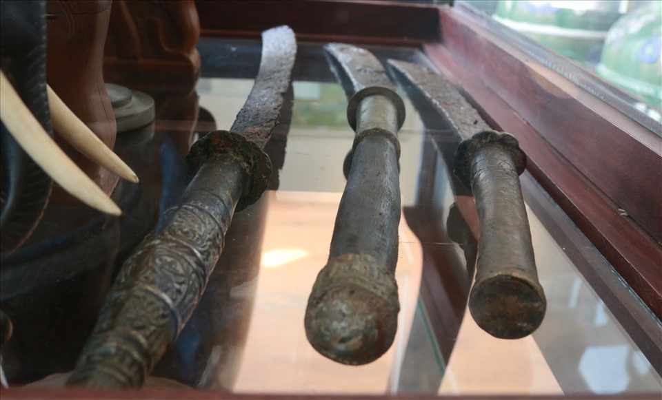 Những thanh gươm báu cổ thời Tây Sơn cách đây gần 300 năm. Qua quá trình giao lưu văn hoá và buôn bán, gươm được người đồng bào Tây Nguyên sử dụng vào việc chiến đấu, bảo vệ buôn làng khỏi thú dữ