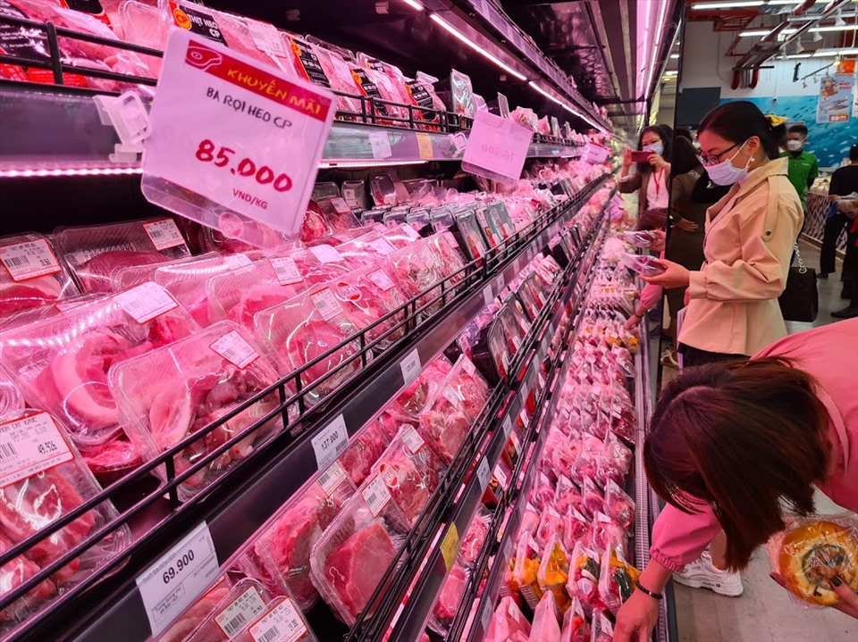 Nguồn cung thịt lợn trên thị trường rất dồi dào, giá tăng không nhiều. Ảnh: Vũ Long