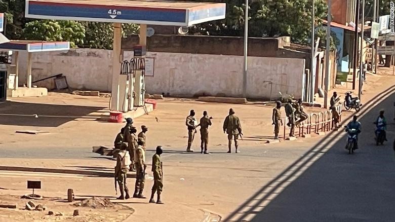 Binh lính bên ngoài một căn cứ quân sự ở thủ đô Ouagadougou của Burkina Faso hôm 24.1. Ảnh: AFP