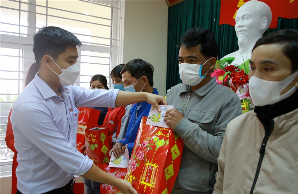 Đại diện Quỹ TLV Lao Động trao quà Tết cho người lao động có hoàn cảnh khó khăn. Ảnh: Hưng Thơ.