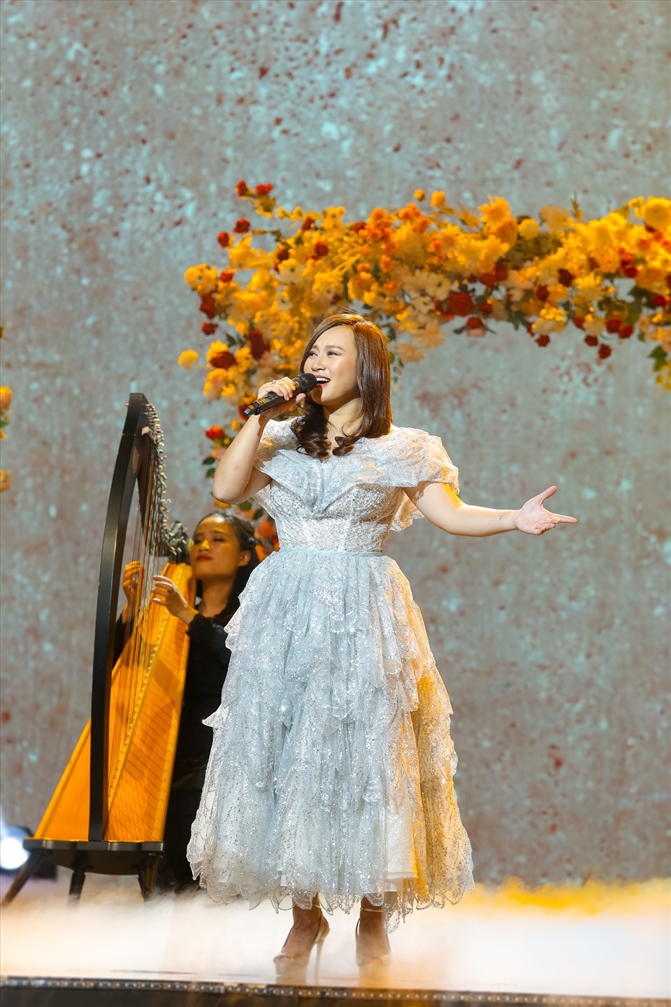 Nữ ca sĩ Khánh Linh gửi tặng người nghe ca khúc về mùa Xuân. Ảnh: VTV