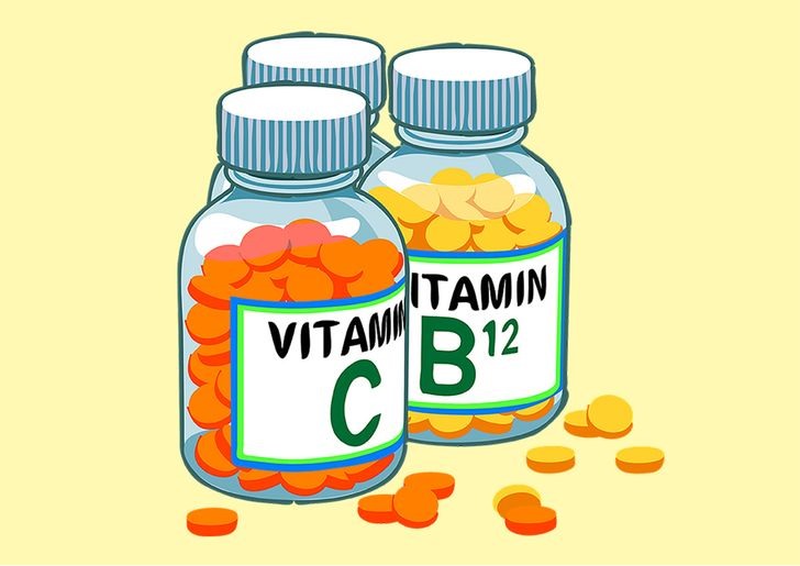 Vitamin B12 là một loại vitamin tan trong nước, đóng một vai trò quan trọng trong hoạt động của não và hệ thần kinh cũng như trong việc hình thành máu và DNA. Tuy nhiên, B12 thường chủ yếu có ở trong thịt động vật. Với nhu cầu ăn chay, một số thực phẩm như sữa đậu nành, ngũ cốc, men dinh dưỡng và các chất thay thế thịt được tăng cường B12.