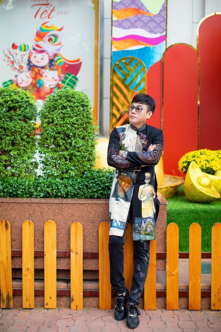 Không chỉ dạ hội, nhà thiết kế Tommy Nguyễn từ lâu cũng được biết đến với những bộ áo dài thướt tha, nền nã và cả những thiết kế mang phong cách lộng lẫy, tôn lên vẻ đẹp của người mặc.
